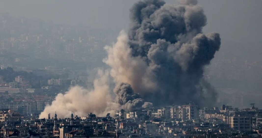 Céu noturno sobre cidade do Oriente Médio com explosões e rastros de mísseis, indicando ataque militar.