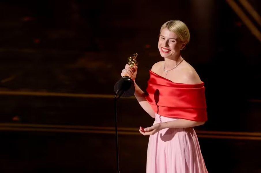 Jessie Buckley segura Oscar de Melhor Atriz e sorri emocionada