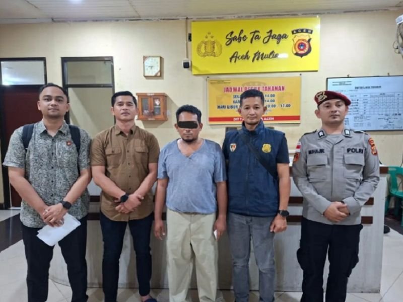 Pastor sendo escoltado por policiais na Indonésia