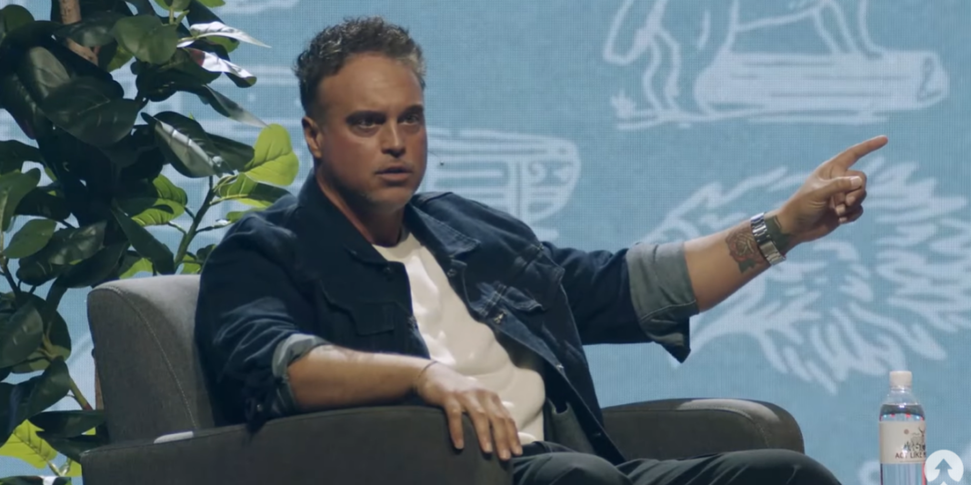 Pastor Joshua Broome em um púlpito, falando sobre silêncio espiritual