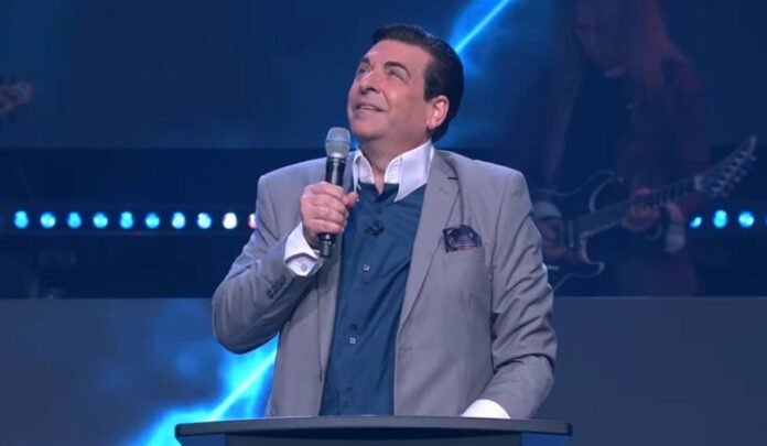 Pastor Lance Campanha para Jatinho Particular Após Atraso Pastor Hank Kunneman em frente a um jatinho particular, após atraso em voo comercial.