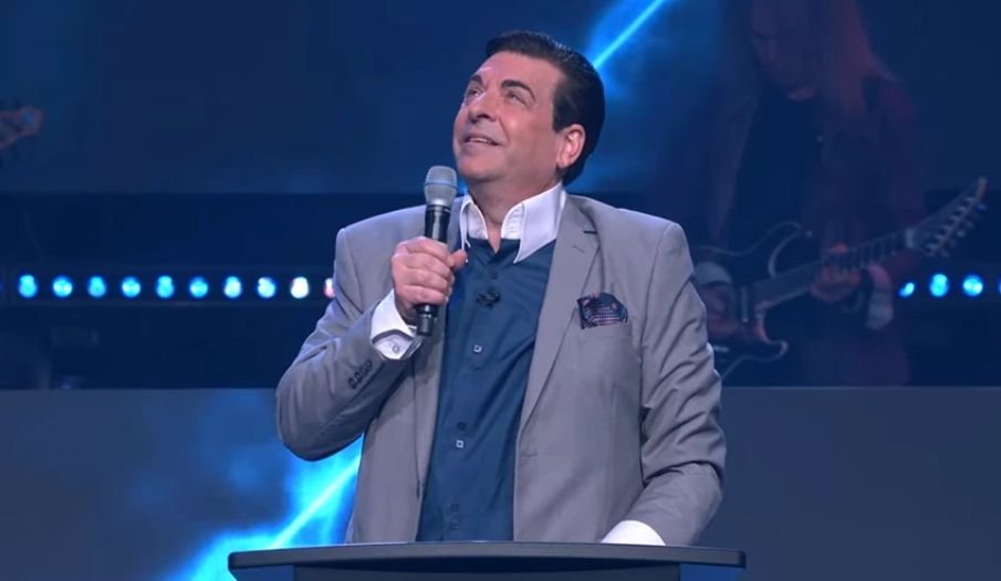 Pastor Hank Kunneman em frente a um jatinho particular, após atraso em voo comercial.