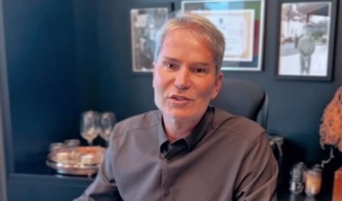 Pastor Márcio Poncio em seu escritório Pastor Márcio Poncio em seu escritório refletindo sobre as críticas