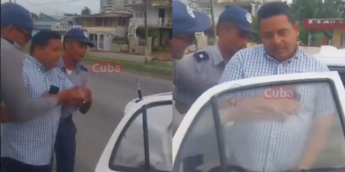 Pastor sendo detido por policiais em Cuba na frente de sua casa