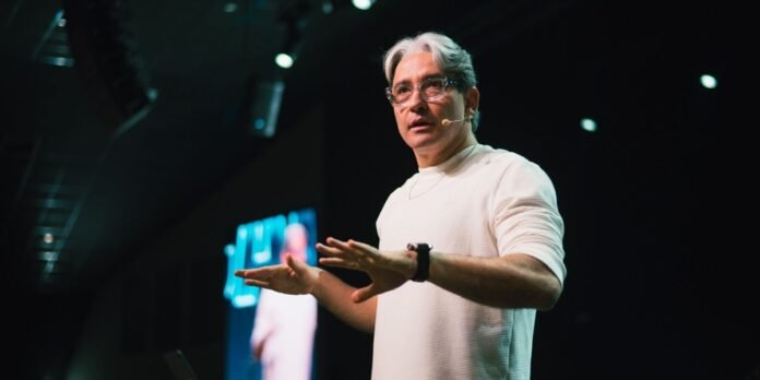 Pastor Mac Anderson apresenta seu novo livro sobre a intimidade com o Espírito Santo Pastor Mac Anderson segurando o livro 'O Deus que Habita em Mim'
