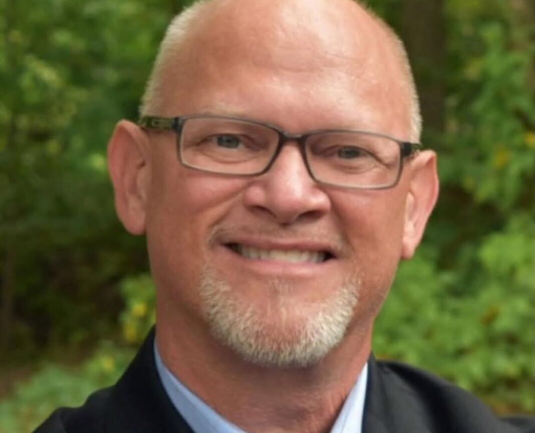 Pastor Robert Steele em um púlpito