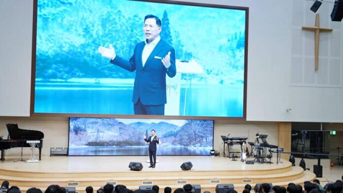 Pastor sul-coreano retoma atividades pastorais após detenção Pastor sul-coreano em púlpito após ser libertado da prisão
