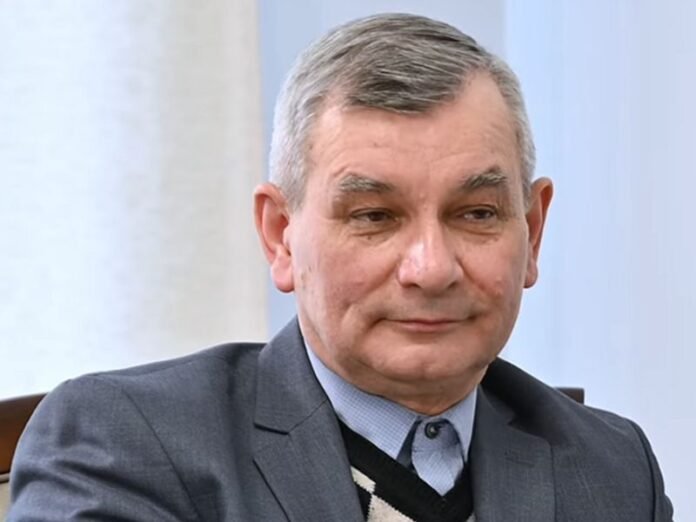 Pastor ucraniano Vladimir Rytikov em frente a sua igreja em Luhansk após receber ordem de expulsão.