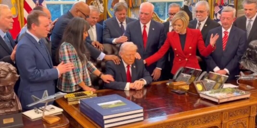 Pastores orando com Donald Trump no Salão Oval da Casa Branca