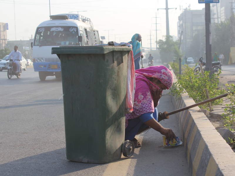 Lojista cristão preocupado em sua loja de artesanato no Paquistão, evidenciando a perseguição econômica.