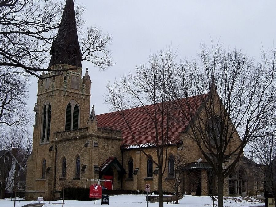 Grupo de cristãos em uma igreja em St. Paul, refletindo sobre fé e debates sociais.