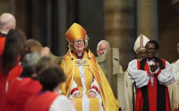 Sarah Mullally empossada como a primeira mulher arcebispa de Canterbury em cerimônia histórica na Catedral de Canterbury.