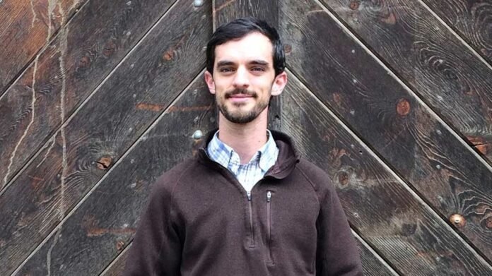 Professor em frente a uma escola, simbolizando caso de discriminação religiosa.