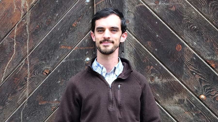 Professor em frente a uma escola, simbolizando caso de discriminação religiosa.