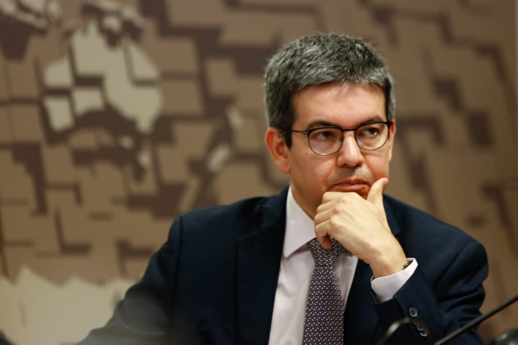 Pessoas em debate acalorado sobre projeto de lei, representando a diversidade de opiniões.