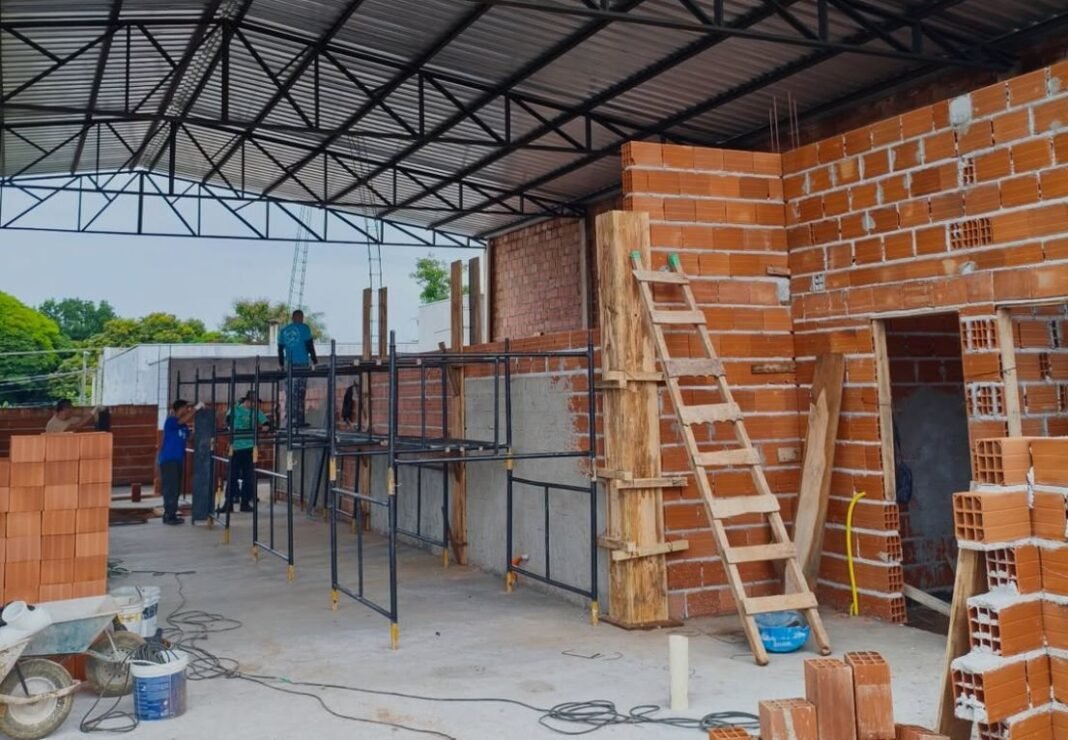 Voluntários trabalhando em mutirão para erguer um templo evangélico