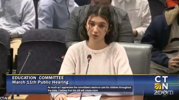 Família sendo observada por câmeras em sua casa, simbolizando vigilância governamental.