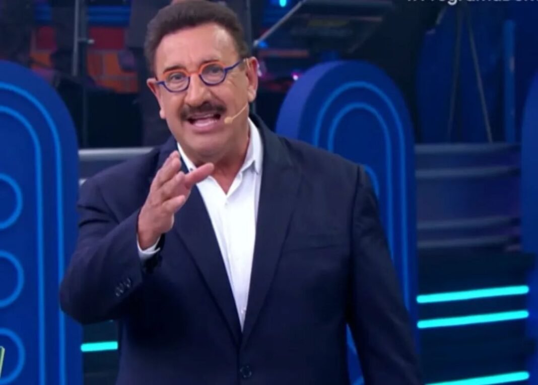 Apresentador Ratinho em estúdio de TV