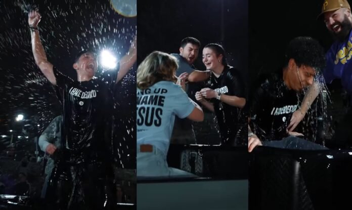 Jovens reunidos em um campus universitário durante um evento de reavivamento espiritual, com alguns em oração.
