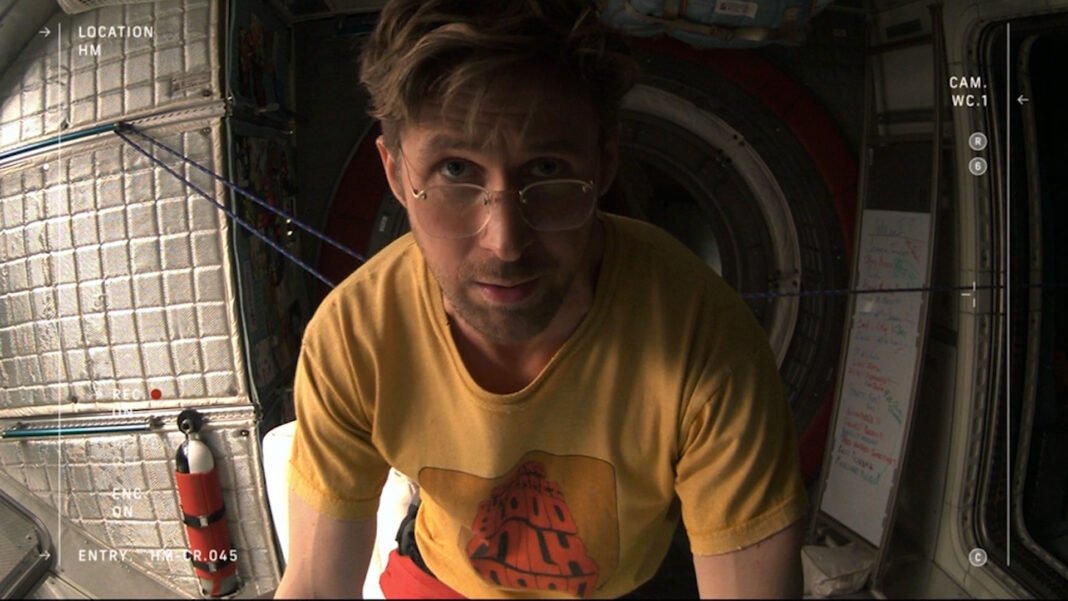 Ryan Gosling em frente ao Jet Propulsion Laboratory da NASA