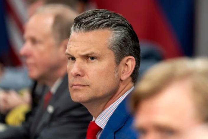 Secretário de Defesa dos EUA, Pete Hegseth, falando em coletiva de imprensa sobre operações militares e orações.