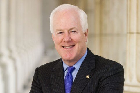 Senador John Cornyn discursando em evento político