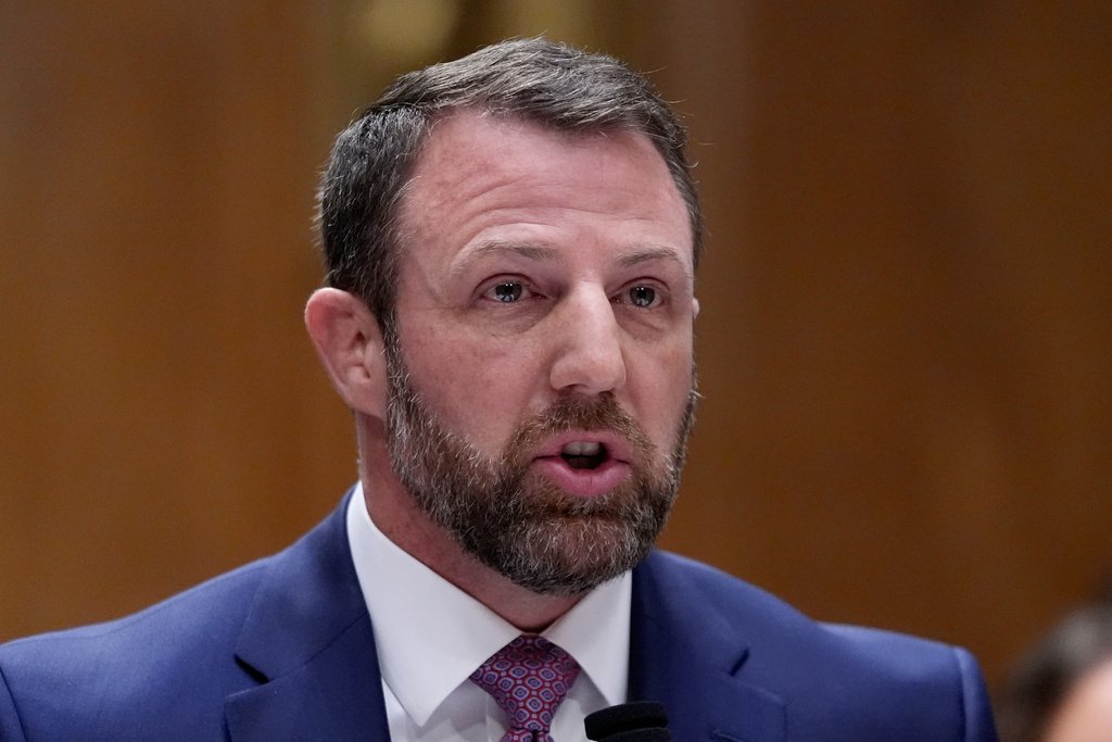 Senador Markwayne Mullin discursa em audiência no Senado dos EUA.