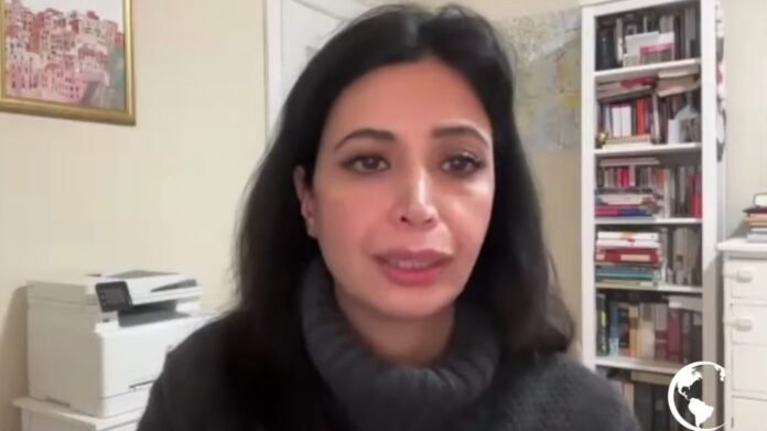 Esperança de liberdade e fé para o Irã Maryam Rostampour Keller, ex-prisioneira iraniana condenada à morte, com expressão de esperança em meio ao cenário de despertar espiritual no Irã