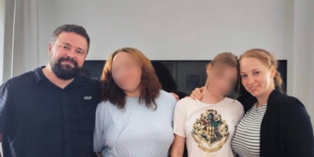 Casal sueco angustiado discute a perda da guarda das filhas.