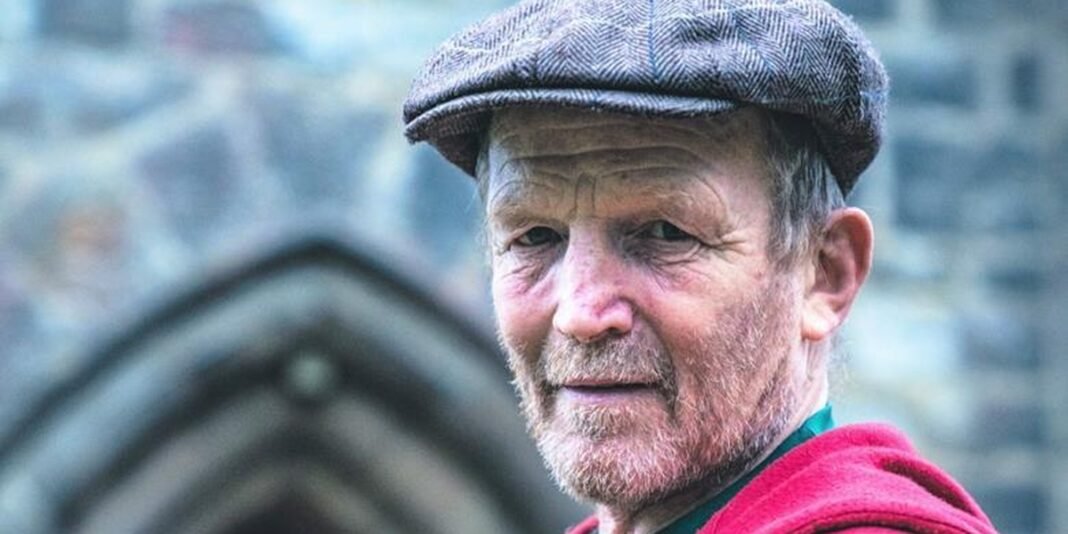 Paul Huggins discipulando jovens em uma comunidade nas Filipinas