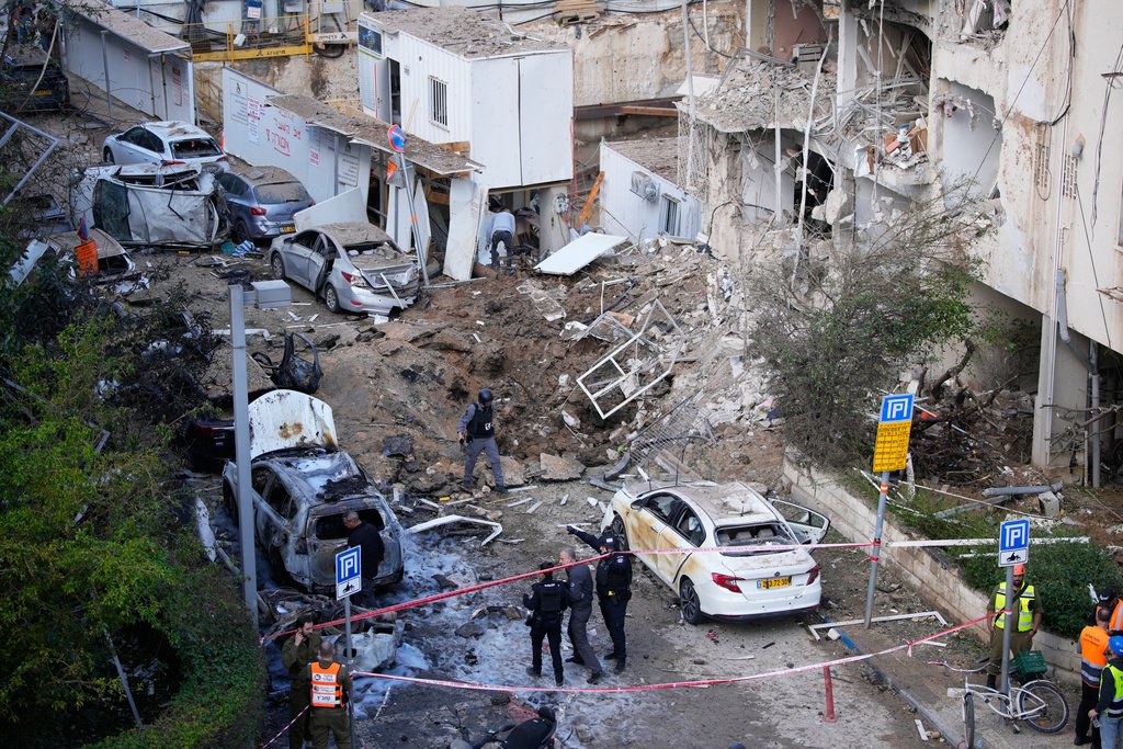 Presidente Donald Trump em sala de negociações sobre o conflito com o Irã