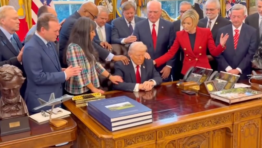 Donald Trump cercado por líderes evangélicos em oração no Salão Oval da Casa Branca