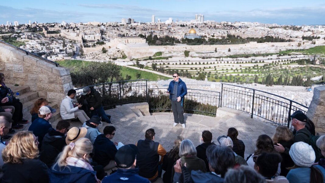 Turistas cristãos em abrigo durante ataque de mísseis