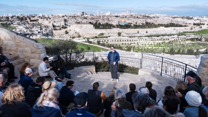 Turistas cristãos relatam proteção divina em Israel Turistas cristãos em abrigo durante ataque de mísseis