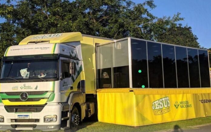 Carreta Missionária em ação social oferecendo serviços gratuitos em Vitória.
