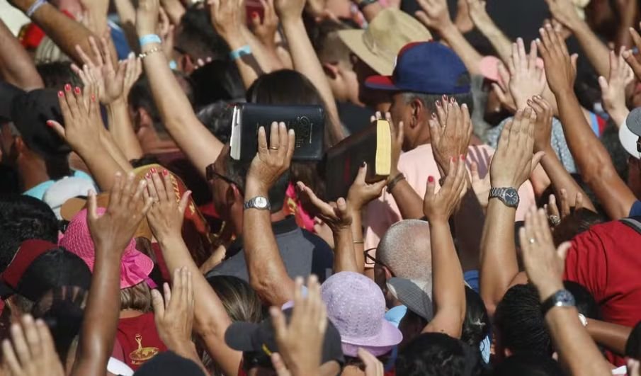 Especialista analisando gráficos de pesquisas eleitorais com foco na demografia evangélica para as eleições de 2026.