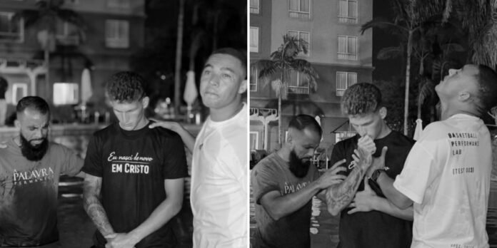 Jogador do Grêmio Nathan Borges sendo batizado por companheiro de equipe Carlos Vinícius.