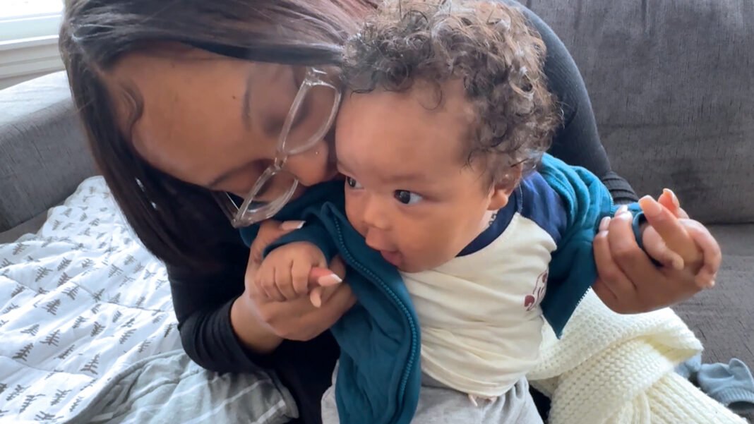 Missionários conversam com mulher grávida em frente a clínica de aborto em Chicago.