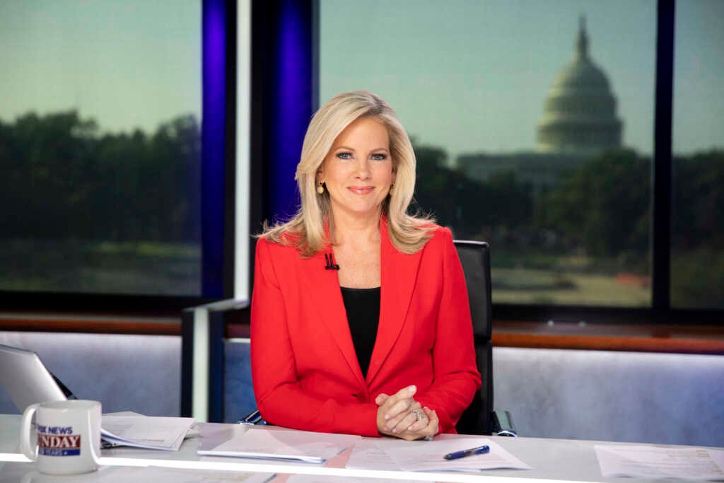 Shannon Bream, âncora do Fox News, em um estúdio de televisão.