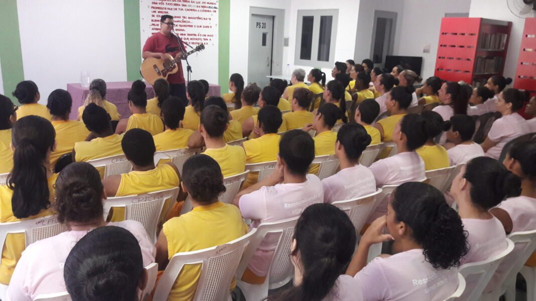 Cantor Anderson Freire em visita a presídio feminino no Espírito Santo