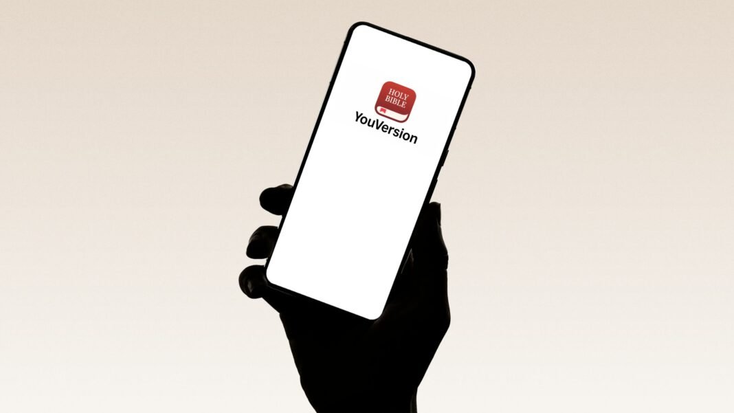 Smartphone exibindo versículo bíblico em aplicativo durante a Páscoa