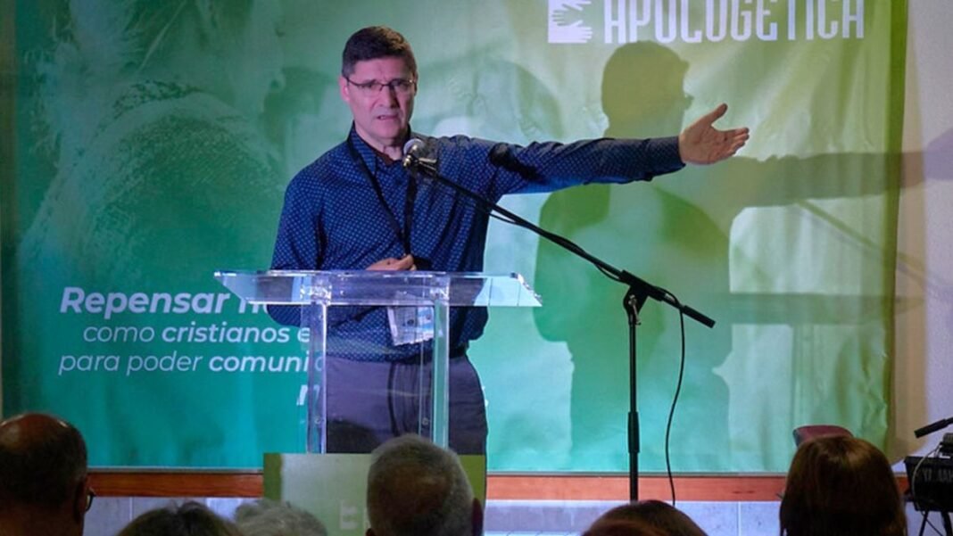 Participantes em um fórum de apologética cristã na Espanha, ouvindo atentamente os palestrantes.