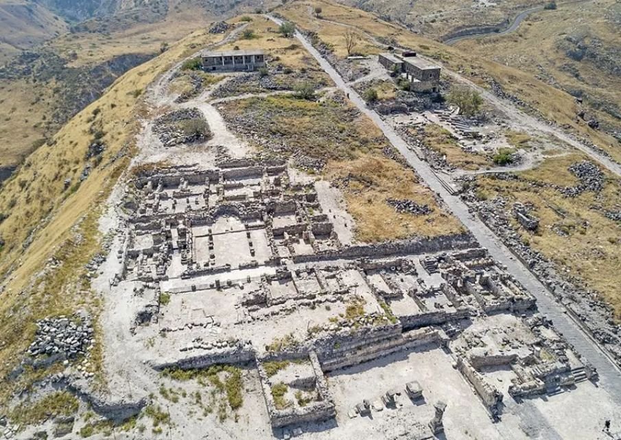 Artefato de mármore com cavidades hemisféricas encontrado em ruínas de igreja bizantina perto do Mar da Galileia.