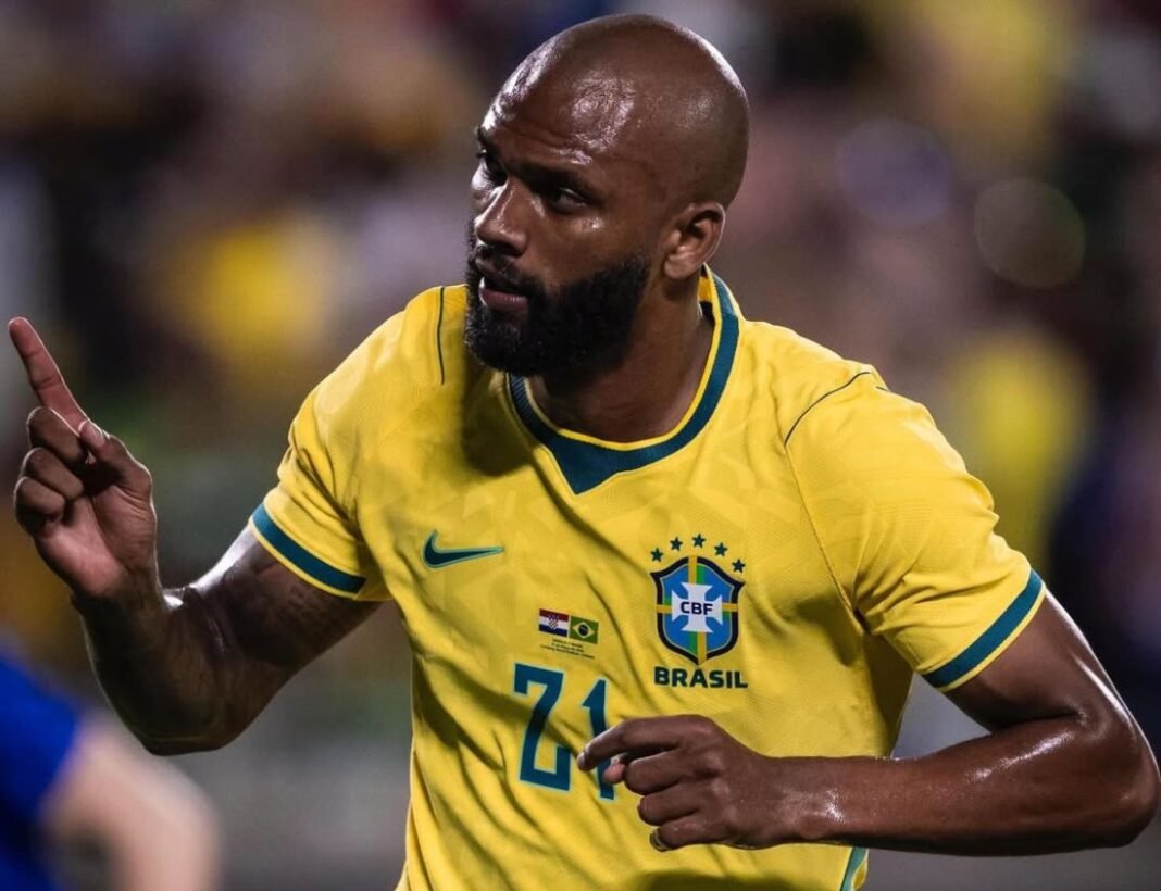 Atacante Igor Thiago comemora gol na Premier League expressando gratidão