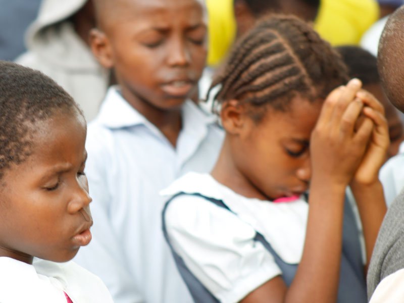 Estudantes nigerianas assustadas após ataque em estrada