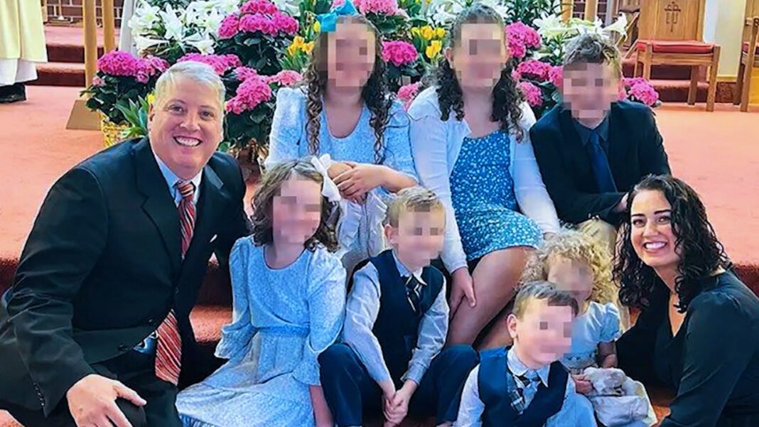 Ativista pró-vida Mark Houck em frente à sua residência após acordo judicial.