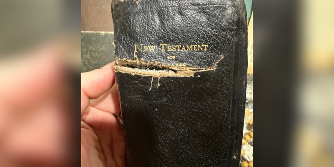 Soldado da Guerra do Vietnã segurando Bíblia no bolso após explosão.