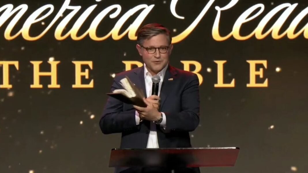 Leitores participam de evento de leitura contínua da Bíblia no Museu da Bíblia em Washington D.C.