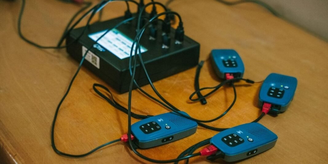 Pastor mexicano entrega Bíblia em áudio para mulher indígena em comunidade rural