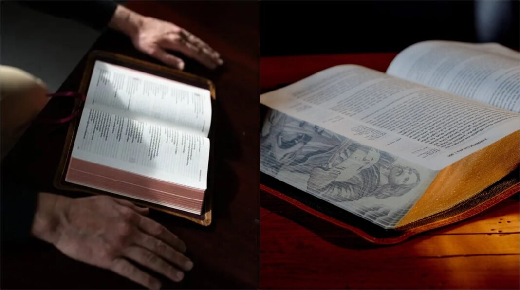 Bíblias de luxo com capas de couro e detalhes dourados dispostas em uma mesa, uma delas aberta.